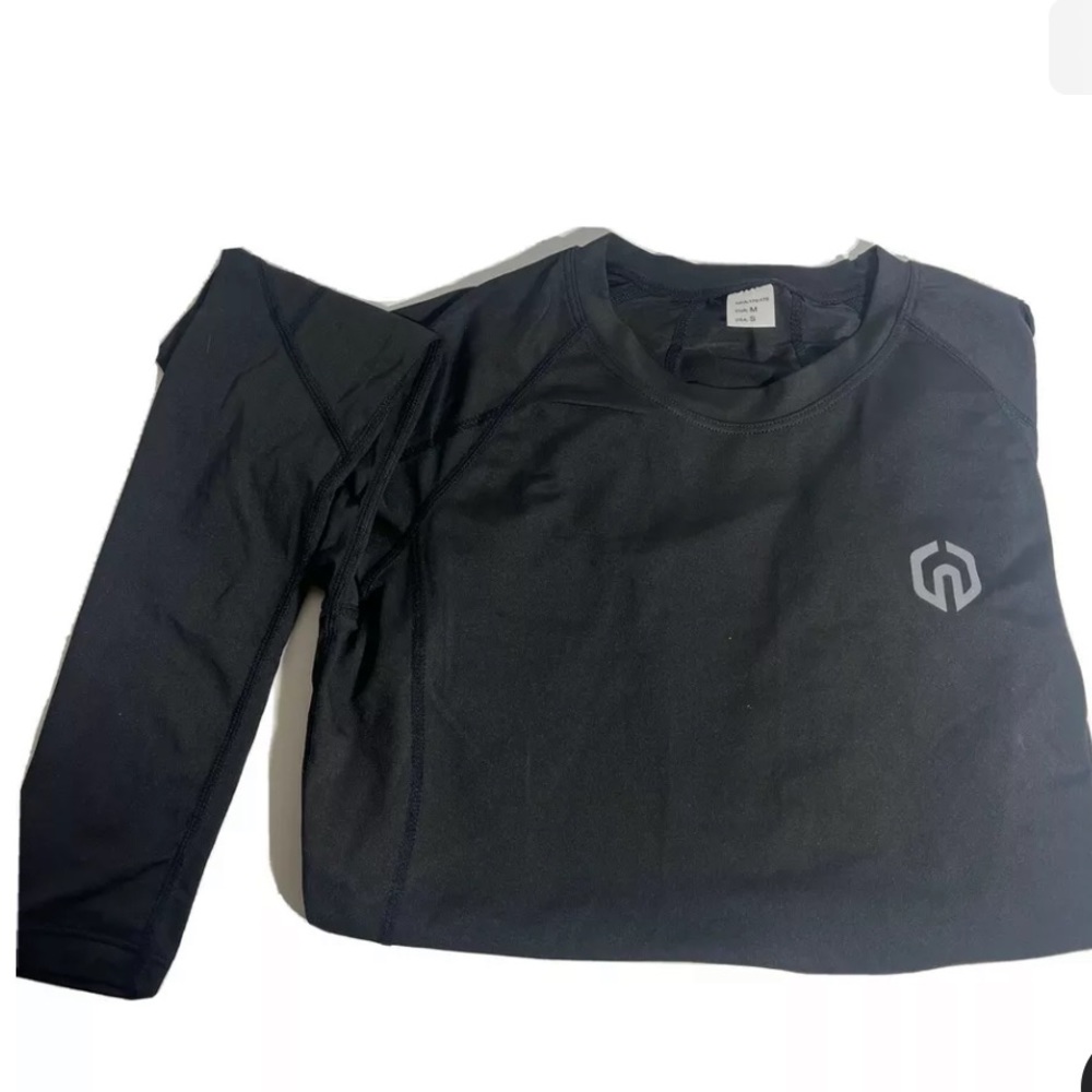 SET of 3!!
Never wore before. Long Sleeve Men’s Small Dry Fit Material